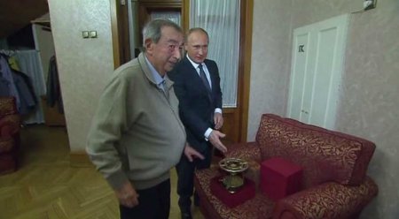 Необычные подарки Владимира Путина: от автомата до примуса