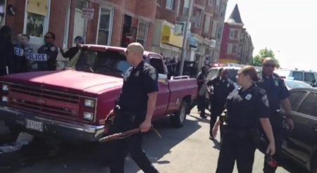 Очевидцы в Балтиморе обвиняют полицейских в стрельбе по чернокожему мужчине во время акции протеста