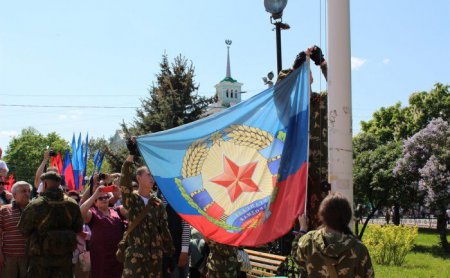 Торжественная церемония подъема Государственного флага ЛНР состоялась в Луганске