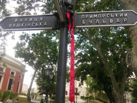 Фото: Одесситы развесили по городу красные галстуки для Саакашвили