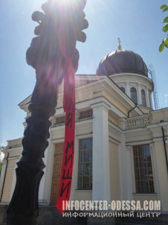 Фото: Одесситы развесили по городу красные галстуки для Саакашвили