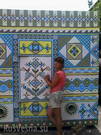 Оккультные игры: украинский ДОТ украсили орнаментом из противоснарядных жёлто-синих петухов (ФОТО)