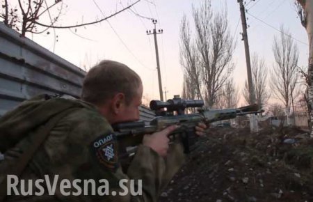 Спецназ ДНР: раненного снайпера вытащили на автоматах из вражеского тыла (ВИДЕО)