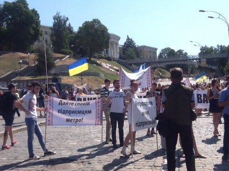 Предприниматели пришли на Майдан с символическим гробом малого бизнеса