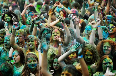 Подростки-мертвецы: Что такое «Фестиваль красок Холи» и зачем мажут наших детей
