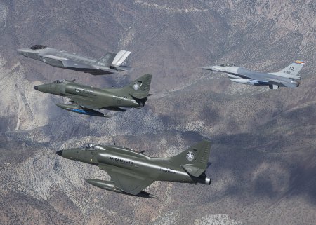 F-35 начали тренировки с имитирующими русские истребители "агрессорами"
