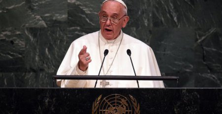 Папа Римский: Пока мы дискутируем – люди становятся расходным материалом
