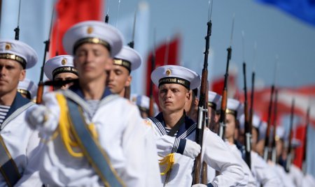 Крымским призывникам показали отличия российского флота от украинского