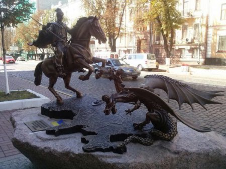 Сюжет памятника бойцам АТО в Киеве слизали с герба Москвы