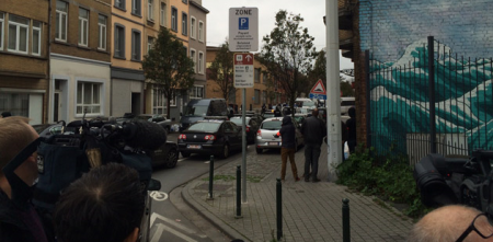 В пригороде Брюсселя проходит спецоперация по задержанию подозреваемых в парижских терактах