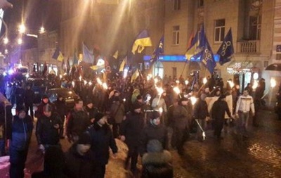 В городах Украины состоялись факельные шествия (фото, видео)