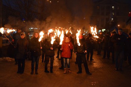 В городах Украины состоялись факельные шествия (фото, видео)
