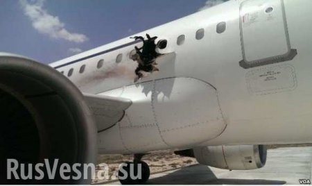 Пассажиры A321 в Сомали сняли на видео полет с дырой в обшивке лайнера (ВИДЕО)