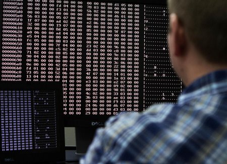 Экс-сотрудник ЦРУ намекнул на участие в кибератаках против России