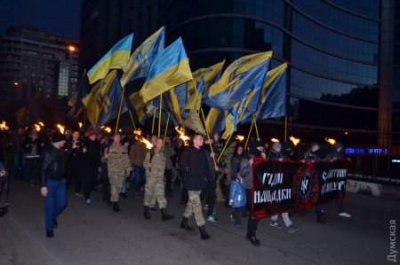 В Одессе прошел факельный марш в память о погибших бойцах «Азова» (видео)