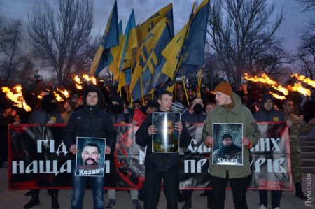 В Одессе прошел факельный марш в память о погибших бойцах «Азова» (видео)