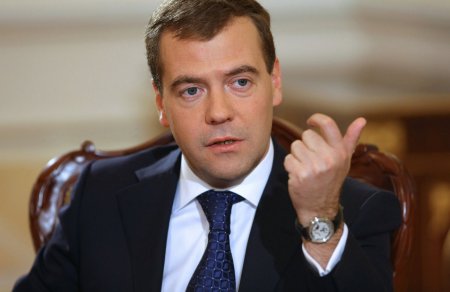 Медведев поручил кабмину сдержать рост цен и безработицы