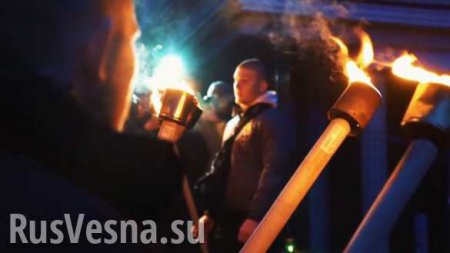 Неонацисты из «Азова» с факелами «скорбели» у посольства Бельгии (ФОТО, ВИДЕО)