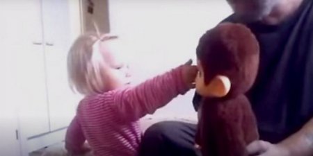 В Финляндии оштрафованы родители, учившие дочь избивать плюшевую обезьяну-"мигранта"