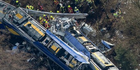 В Германии два поезда столкнулись из-за того, что диспетчер играл в мобильный телефон