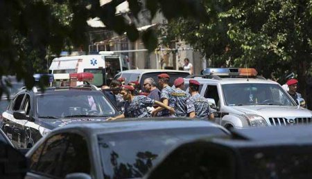 Захватившие здание полка ППС в Ереване ведут перестрелку с полицией