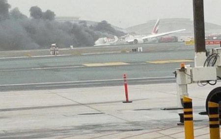 В Дубае загорелся самолет