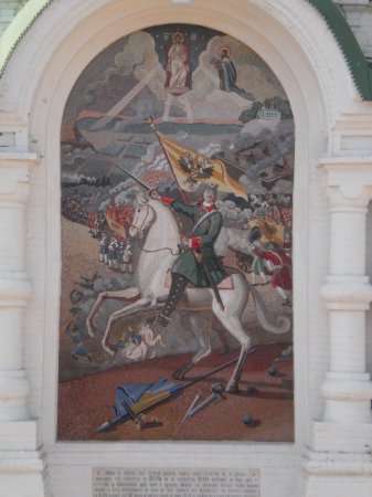 В Полтаве закрасили шведско-украинский флаг под копытами коня Петра І