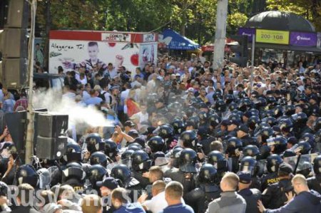 В Молдавии полиция оттесняет манифестантов, применяя слезоточивый газ (ФОТО+ВИДЕО)
