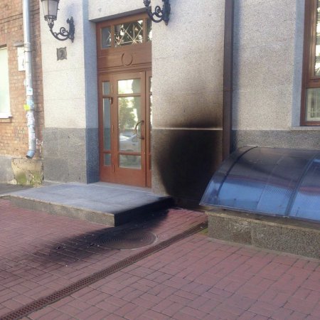 Радикалы в Киеве напали на офис Россотрудничества