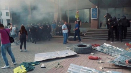 «Азов» блокирует офис «Киевгорстроя»: ранены два полицейских