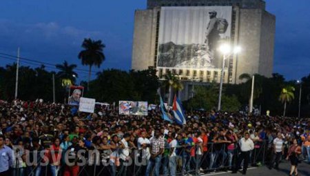 Более миллиона человек простились с Фиделем Кастро в Гаване (ФОТО)