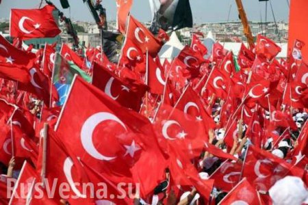 Туркам предлагают бесплатные надгробия за поддержку национальной валюты