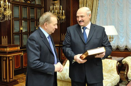 Кучма и Лукашенко обменялись подарками