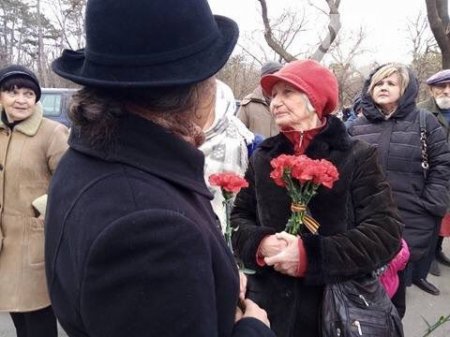 В Одессе людей с цветами не пускают на Аллею Славы