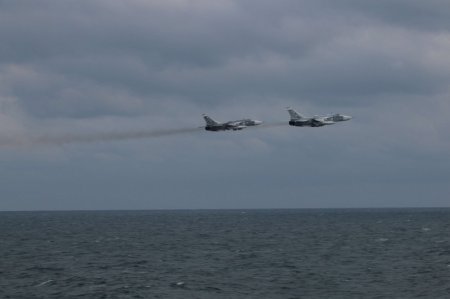 Опубликовано видео пролета самолетов ВКС России возле эсминца ВМС США