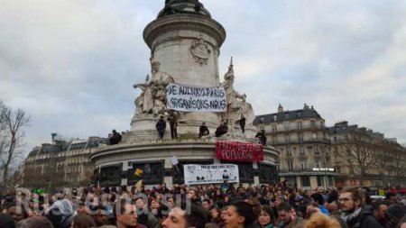 Замкнутый круг: в Париже полиция силой разогнала митинг против полицейского насилия (ФОТО, ВИДЕО)