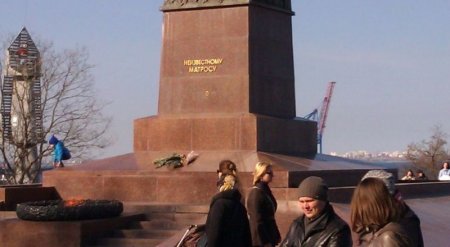 В Одессе повредили памятник советским матросам