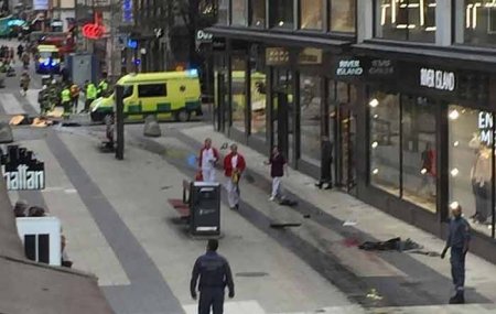 В центре Стокгольма грузовик въехал в толпу, есть погибшие и раненые - Военный Обозреватель