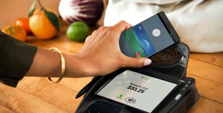 В России запустили сервис оплаты через смартфон Android Pay