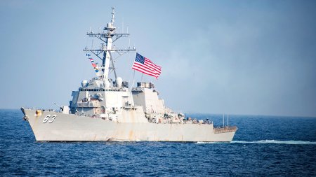 Спорные воды: боевые корабли Китая отогнали американский эсминец