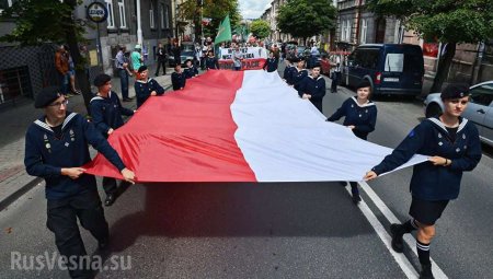 В Варшаве проходит траурное шествие памяти жертв Волынской резни