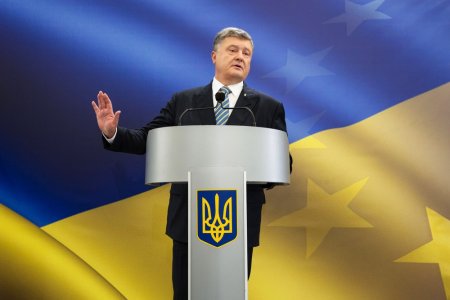 Приступ еврозависимости: Порошенко отметил месяц безвиза тостом про украинский паспорт