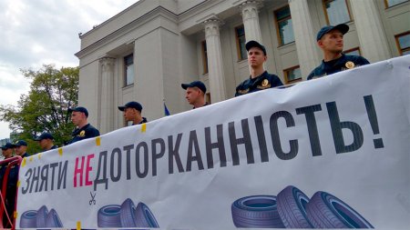 Порошенко бьёт по иммунитету: как Киев пытается лишить депутатов неприкосновенности