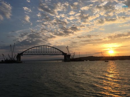 Новый вид с проплывающих судов в фарватере Крымского моста