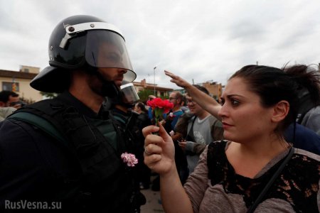 В Сети появилось фото плачущего сотрудника полиции Каталонии (ФОТО)