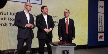 Испанский суд решил арестовать 8 членов правительства Каталонии