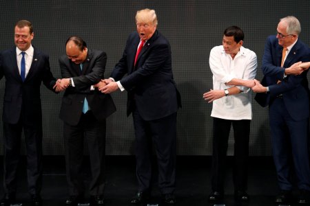В Сети посмеялись над рукопожатием Трампа на саммите АСЕАН (ФОТО, ВИДЕО)