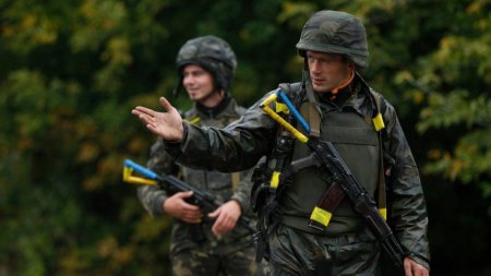 Как украинцев выталкивают за границу