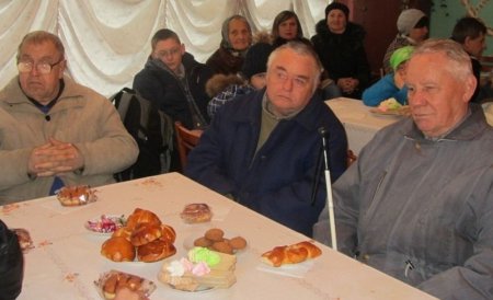 В Коростене в День людей с инвалидностью незрячих угощали печеньем, чиновников – красной икрой