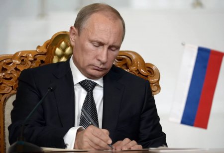 Владимир Путин подписал законопроект, освобождающий граждан от уплаты налоговых долгов 